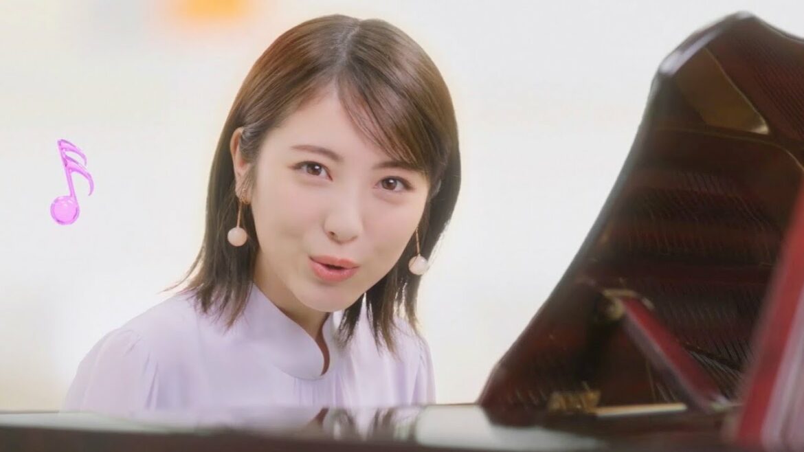 浜辺美波、軽やかに歌ってピアノ演奏に挑戦！／ニコン「Miru」CM＋メイキング＋インタビュー