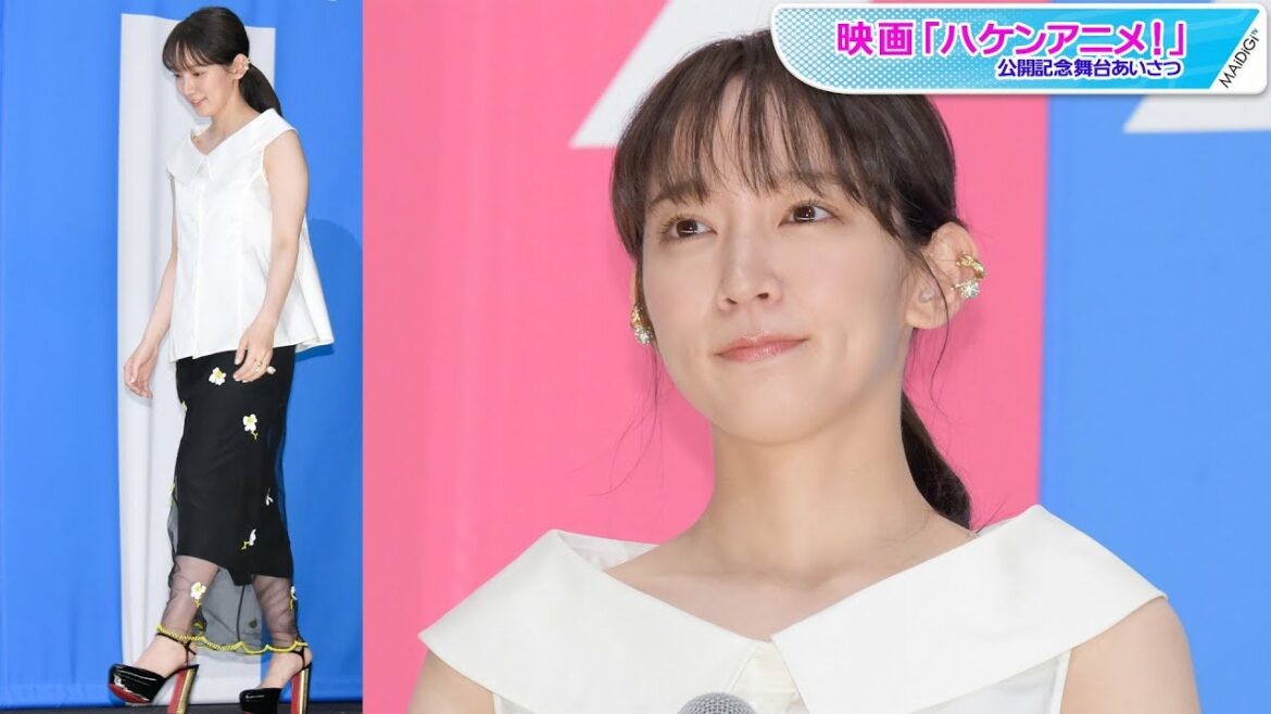 吉岡里帆、花モチーフのシースルースカートで大人可愛く　アクセで華やかさプラス