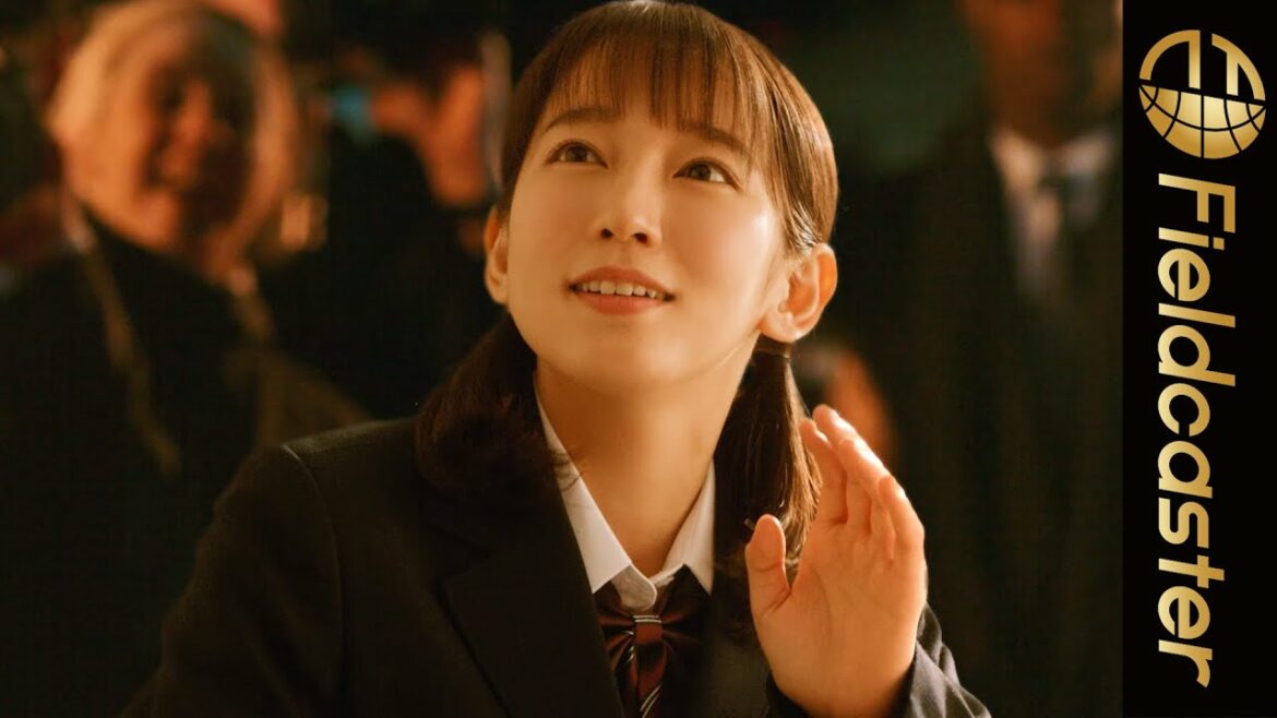 “制服&おさげ姿”の吉岡里帆、レッドカーペットでお勉強中にパパラッチされる…!? <ワイモバイル>WEBコンテンツ『ワイのCM』 “制服&おさげ姿”の吉岡里帆、レッドカーペットでお勉強中にパパラッチされる…!? <ワイモバイル>WEBコンテンツ『ワイのCM』