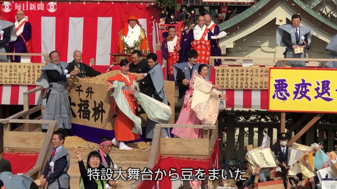朝ドラヒロイン役の戸田恵梨香さんら豆まき　成田山大阪別院