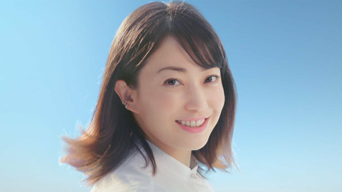 菅野美穂、軽やかなステップ披露　CM楽曲は山下達郎「YOU」　朝日生命新CM「ロゴハーモニー」編