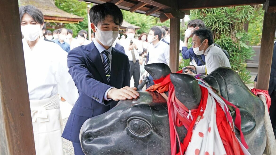 藤井聡太叡王、京都・北野天満宮で子供棋士にエール