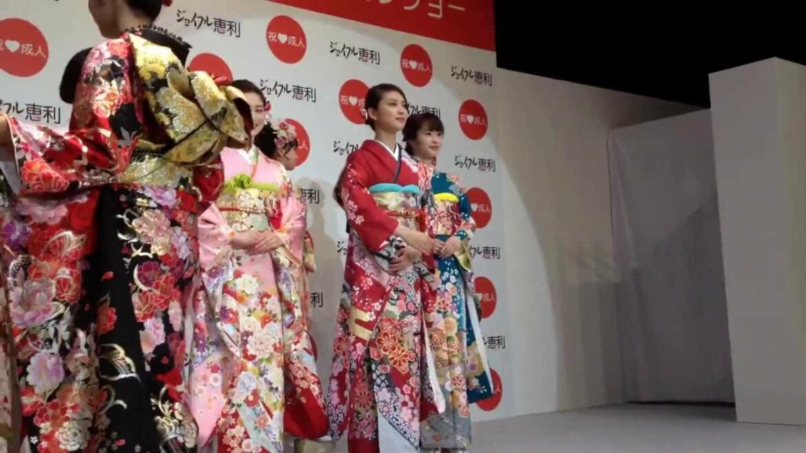 武井咲さんが新成人としての振袖姿を初披露