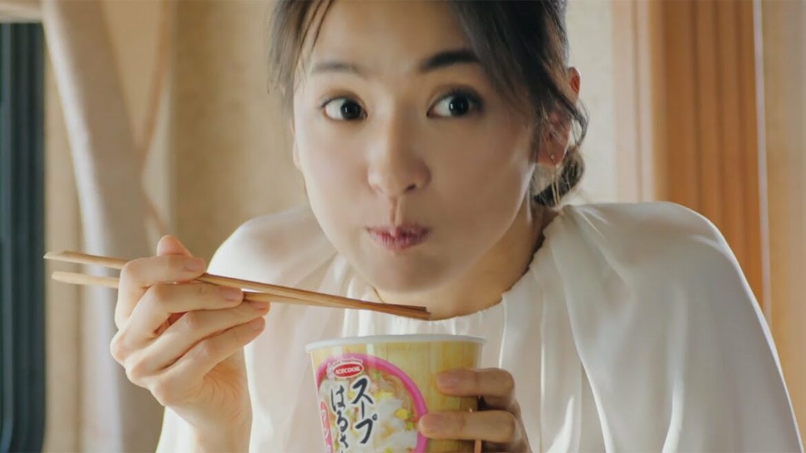 中村アン、白トップス＆ゆったりパンツで爽やかコーデ　プリプリ「ダイアモンド」をBGMにランチ！　スープはるさめ新CMが公開