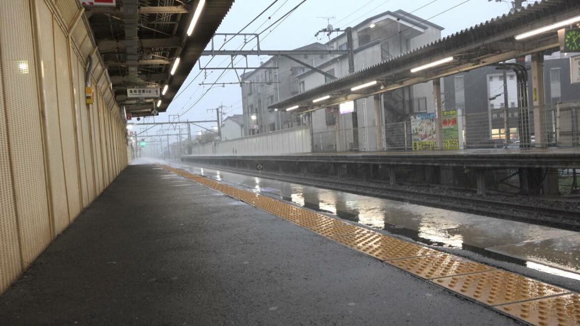 (4K)電車列車運行情報 - 大雨ゲリラ豪雨の為遅延運転見合わせ JR嵯峨野線 並河駅 - 2016年9月18日