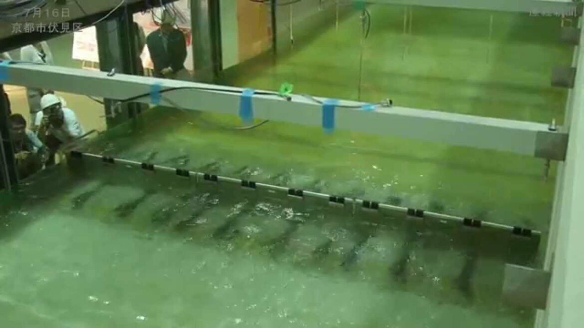 新型装置で津波再現実験　京大防災研が公開、可動式防波堤も