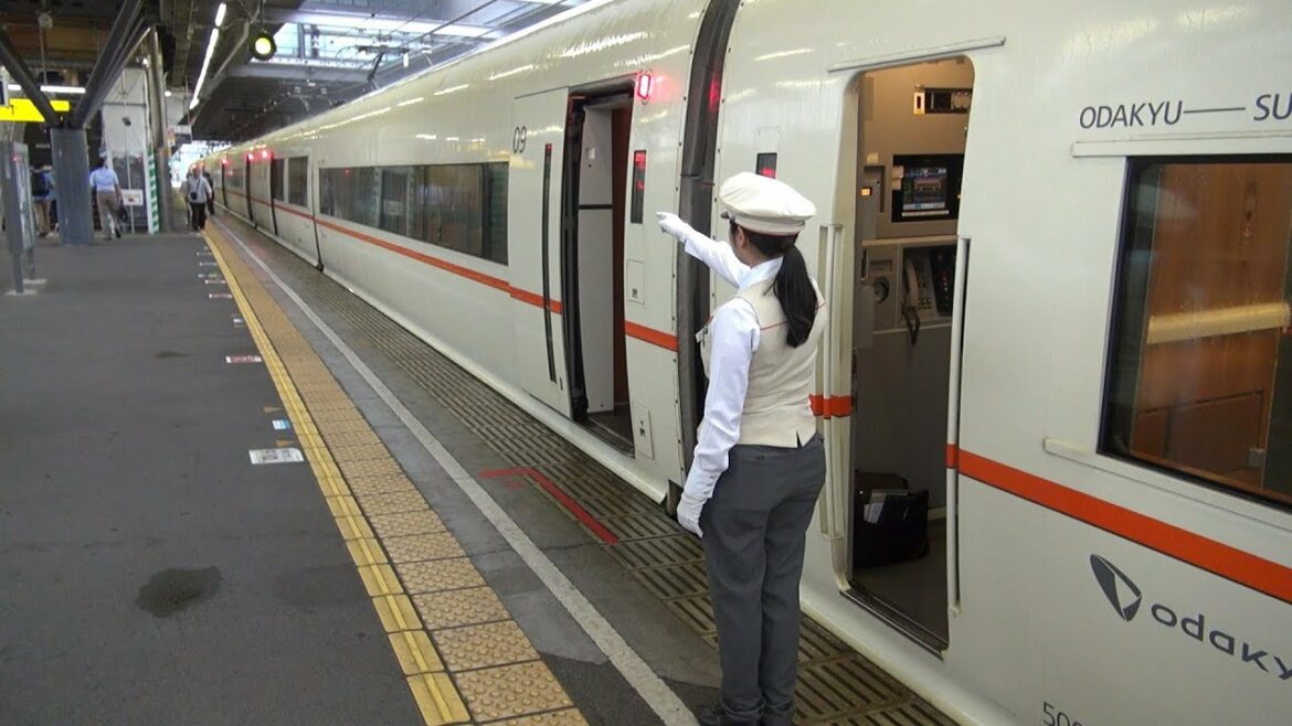 【小田急線】【秦野駅　発車】【女性車掌】【特急ロマンスカー　50000形　VSE】【神奈川県　秦野市】【小田急小田原線　小田急電鉄】