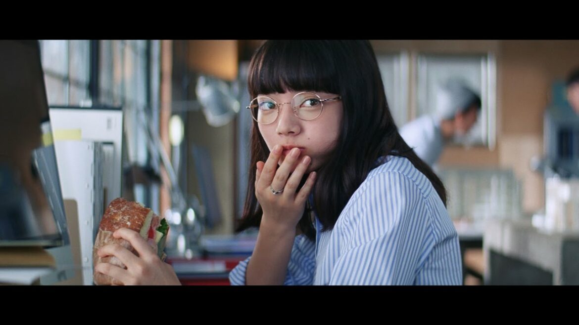 めがね女子・小松菜奈、疲れ顔から華麗に変身　『インテグレート』新TVCM“「がんばってる」を顔に出さない。”篇