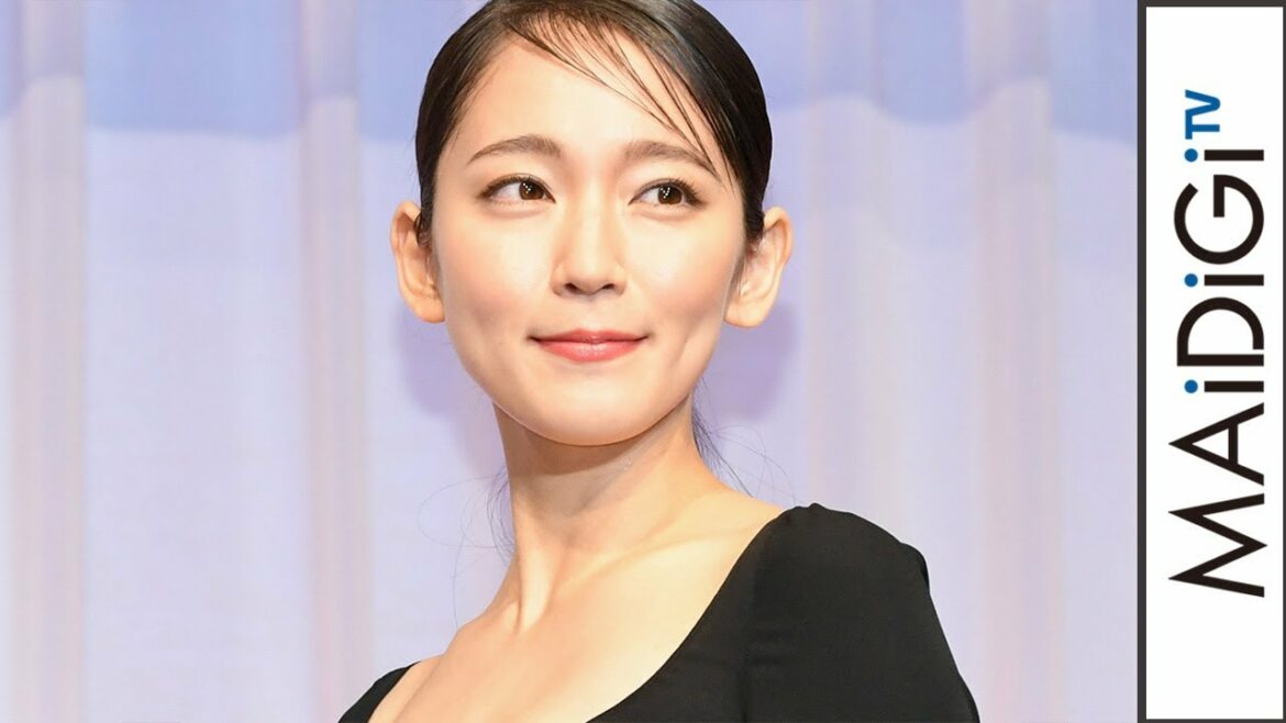 吉岡里帆、美デコルテ見せ黒ドレスで授賞式に　「エレガントな賞に感激」