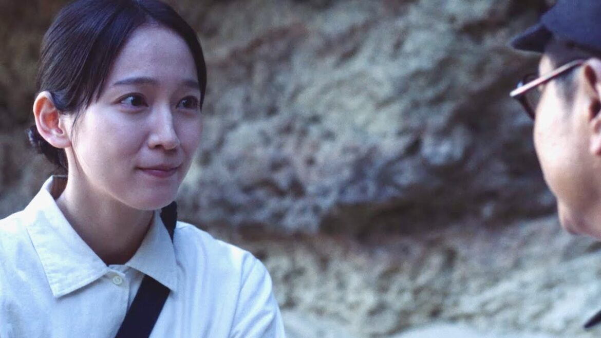 吉岡里帆、萩原聖人を元気づけ沖縄戦前の美しい海を見つめる／映画『島守の塔』本編映像