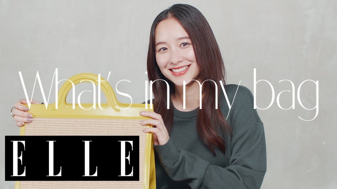 女優、堀田真由のバッグの中身は? ときめきと温もりが詰まったアイテムを披露|what's in my bag| ELLE Japan 女優、堀田真由のバッグの中身は? ときめきと温もりが詰まったアイテムを披露|what's in my bag| ELLE Japan