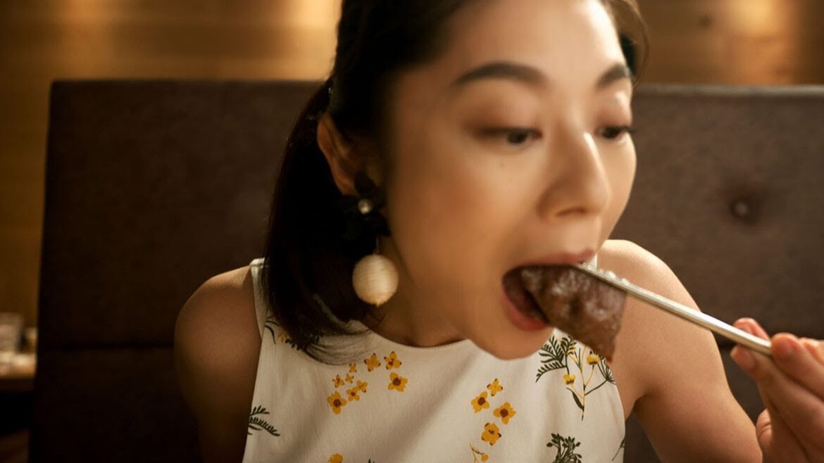 小池栄子、焼き肉を豪快に食す！　理性失うほど没頭!?　牛角新CM「罪深き黒毛和牛」編＆メーキング