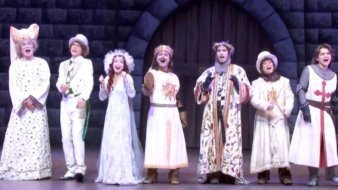 山田孝之＆賀来賢人ら“福田組”キャストが歌い踊る！　ミュージカル『モンティ・パイソンのSPAMALOT』公開ゲネプロ