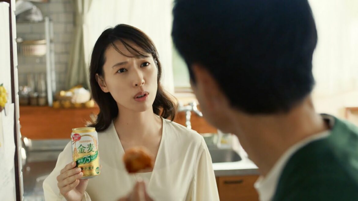 戸田恵梨香、ひょっこり現れ沢村一樹の気持ちをズバリ代弁／サントリービールCM「冷蔵庫前の葛藤」篇、「お惣菜売り場の葛藤」篇