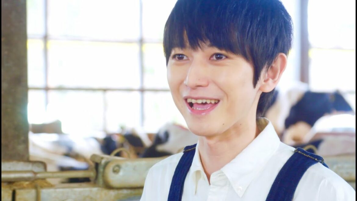 本郷奏多、牛舎を訪れ無邪気な笑顔!新鮮ミルクの秘密を探る/江崎グリコ「牧場しぼり」CM 本郷奏多、牛舎を訪れ無邪気な笑顔!新鮮ミルクの秘密を探る/江崎グリコ「牧場しぼり」CM