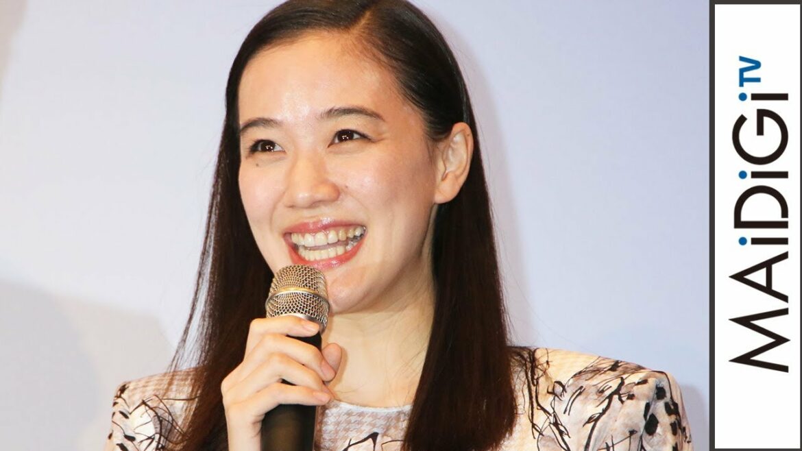 蒼井優、千鳥格子×手描き風…個性派ワンピをシンプルに　映画「ロマンスドール」完成披露試写会