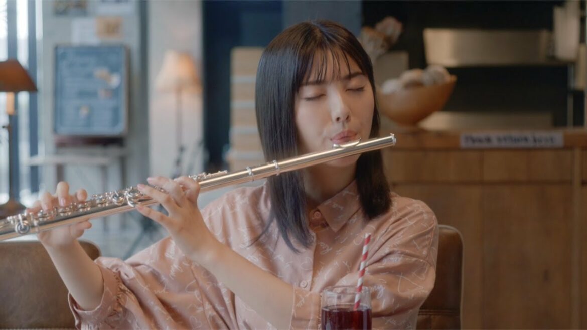 浜辺美波、見事な“フルート演奏”披露 「JA共済」WEB動画「先輩とみなみちゃん」 浜辺美波、見事な“フルート演奏”披露 「JA共済」WEB動画「先輩とみなみちゃん」