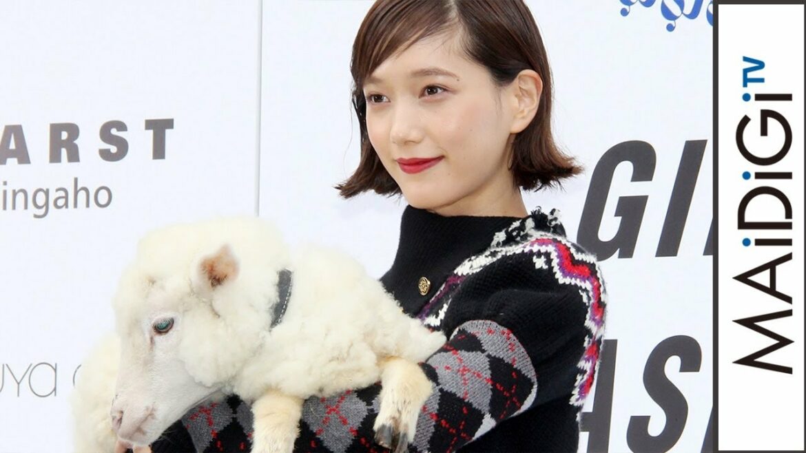 本田翼「ふわふわ」イベントで子羊をだっこ　「GINZA FASHION WEEK」オープニングセレモニー2