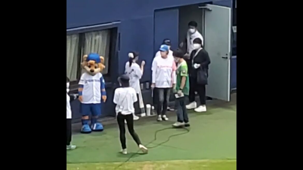 試合直前の澄田綾乃さん　#shorts 　#グラビアアイドル 　20220703　　@鎌ヶ谷ｽﾀｼﾞｱﾑ［ﾌｧｰﾑ交流戦］鎌ｽﾀ