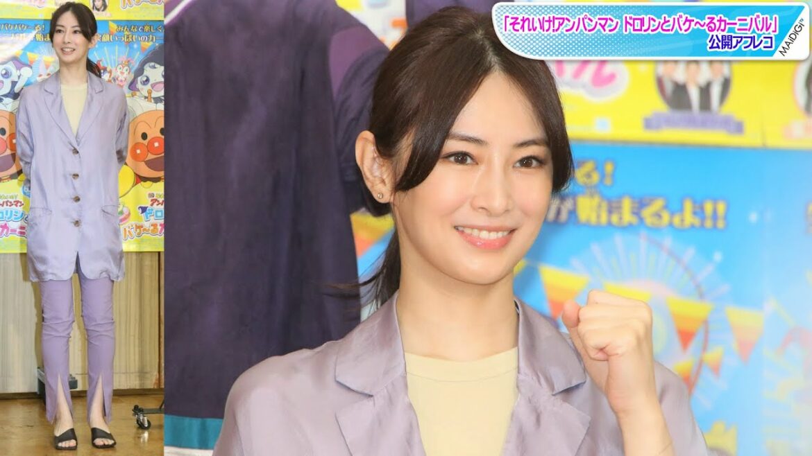 北川景子、ジャケット×スリットパンツのワントーンコーデ　シンプルアクセで品良く