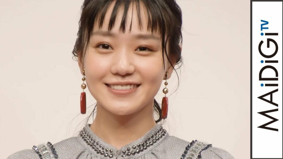 奈緒、胸元スリットのキラキラワンピ姿　ビジューやスタッズがアクセントに　「2020年用お年玉付年賀はがき」販売開始セレモニー