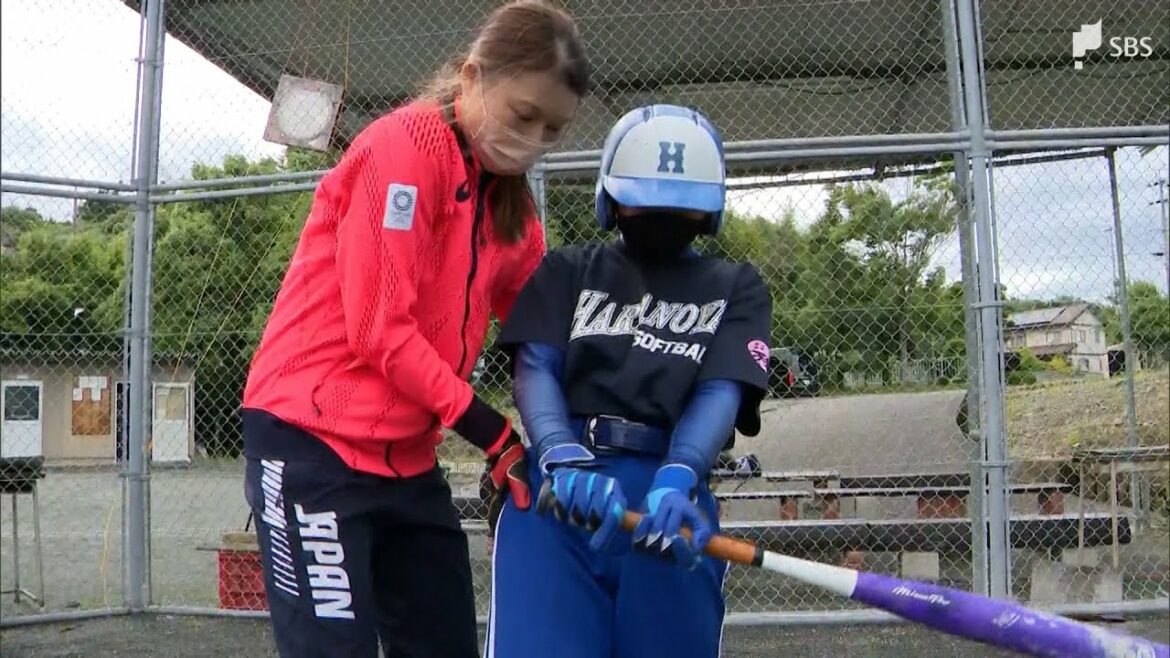 「目の前にいるのが信じられない」東京五輪金メダリストが地元中学ソフト部で打撃指導（静岡県）