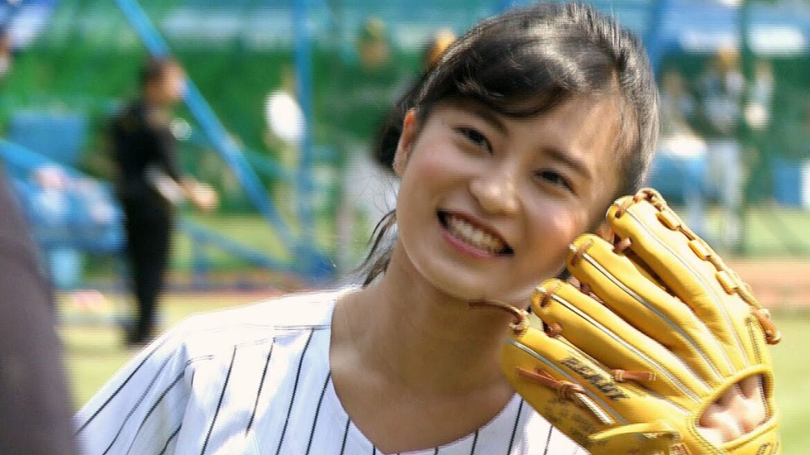 【小島瑠璃子】こじるりの美脚 ハタチの始球式は暴投！？