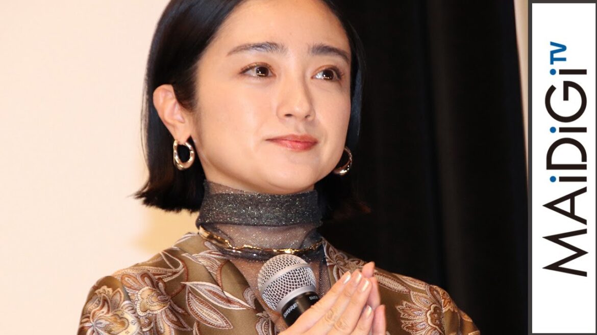 安達祐実、シックな総柄ジャケットが主役の華やかパンツルック　透け感トップスでほんのり美肌も
