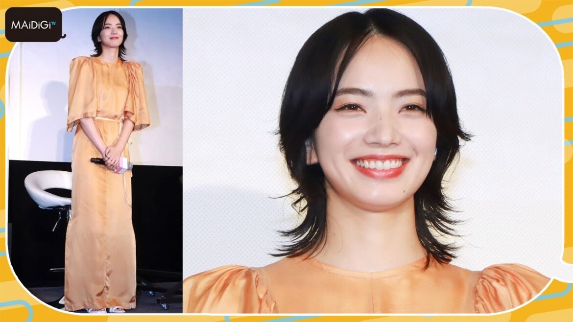 小松菜奈、マキシ丈ワンピでエレガントに　ブルーのネイルがアクセント