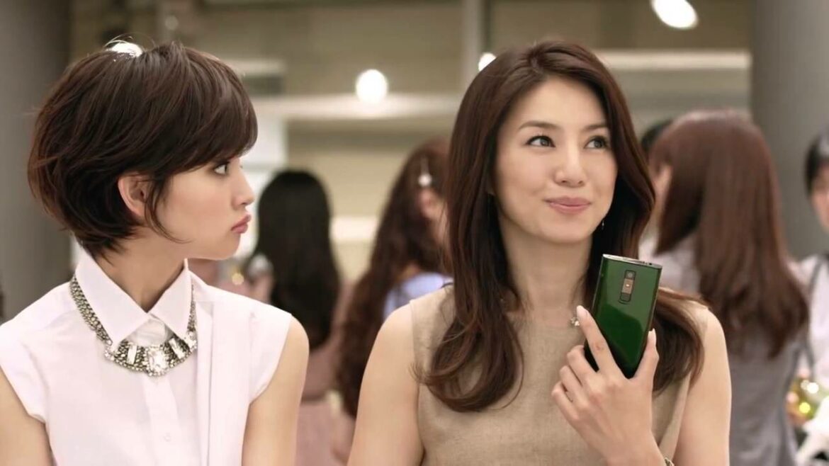 KYOCERA URBANO L01 KYY21 TV Ad 15s 井川遥 剛力彩芽
