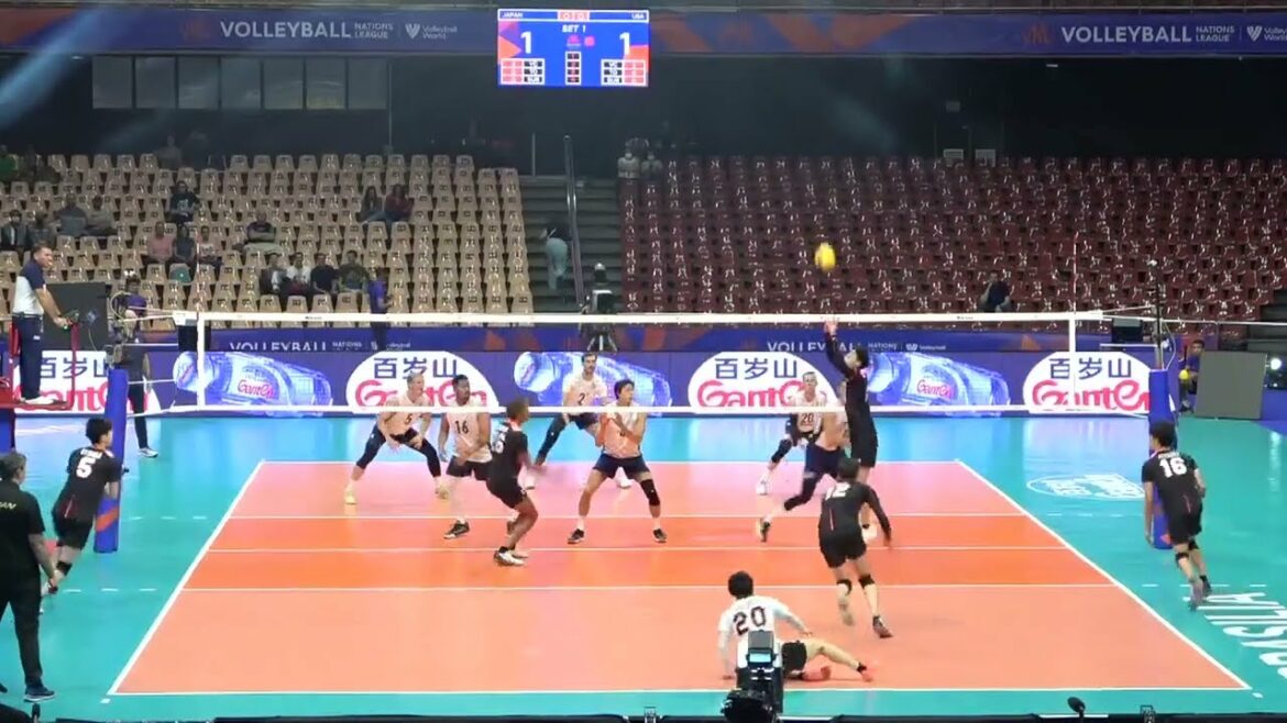 Motoki Eiro setting Team Japan vs. USA Motoki Eiro setting Team Japan vs. USA