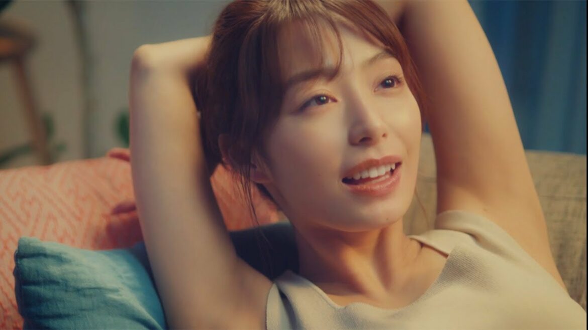 宇垣美里、美肌際立つおうちくつろぎシーン　ナチュラルな“泣き”演技も　「ミュゼプラチナム」新CMが公開