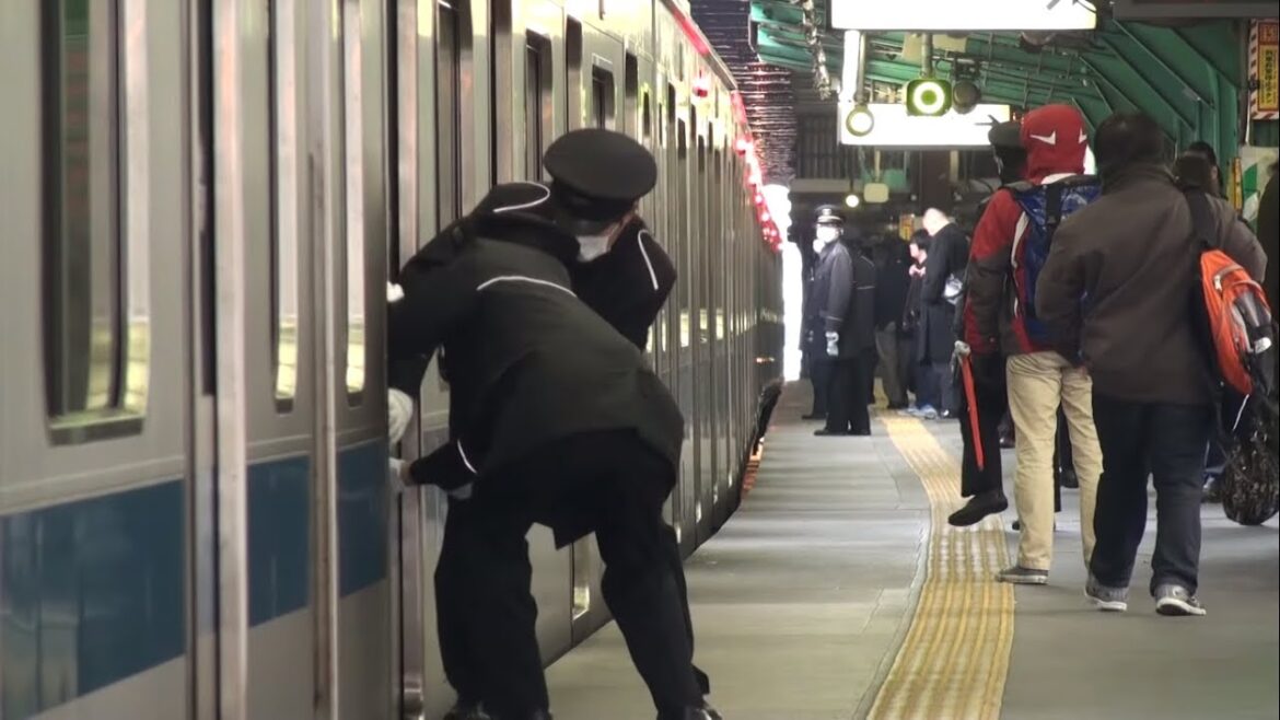 【地上時代】【超過密】最混雑区間の朝ラッシュ 小田急線下北沢 1 Japan Tokyo Odakyu Odawara Line Morning Rush Hour Busy Trains 【地上時代】【超過密】最混雑区間の朝ラッシュ 小田急線下北沢 1 Japan Tokyo Odakyu Odawara Line Morning Rush Hour Busy Trains