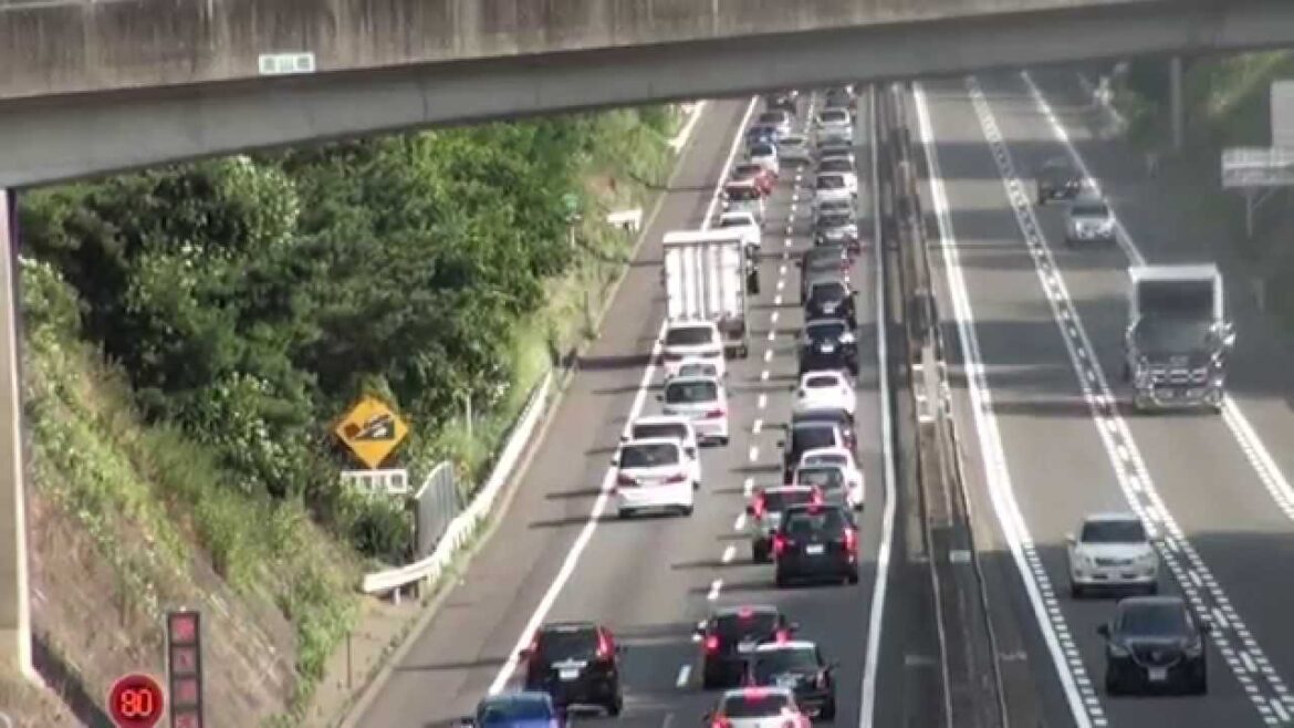 【高速道路の「上り坂」が渋滞の一因である事がよくわかる動画】