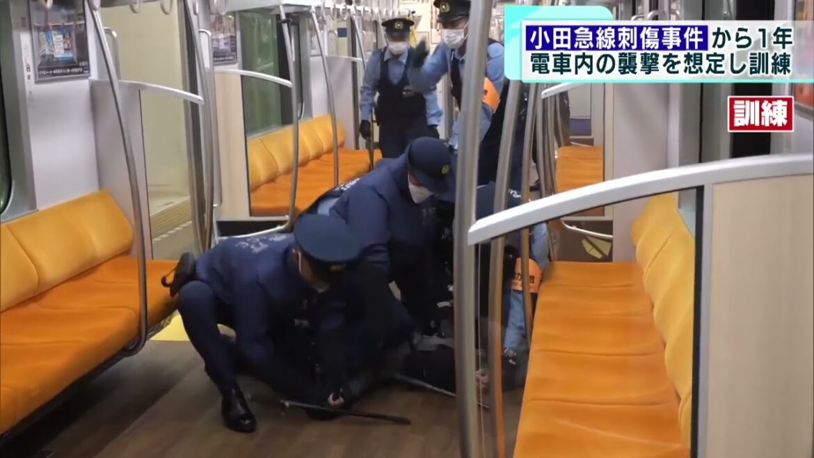走行中の小田急線で訓練…車いす対応も 無差別刺傷事件から1年を前に 走行中の小田急線で訓練…車いす対応も 無差別刺傷事件から1年を前に