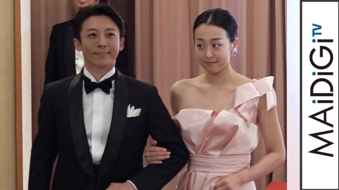 高橋一生、タキシード姿で浅田真央を優しくエスコート　「第20回ベストフォーマリスト」授賞式