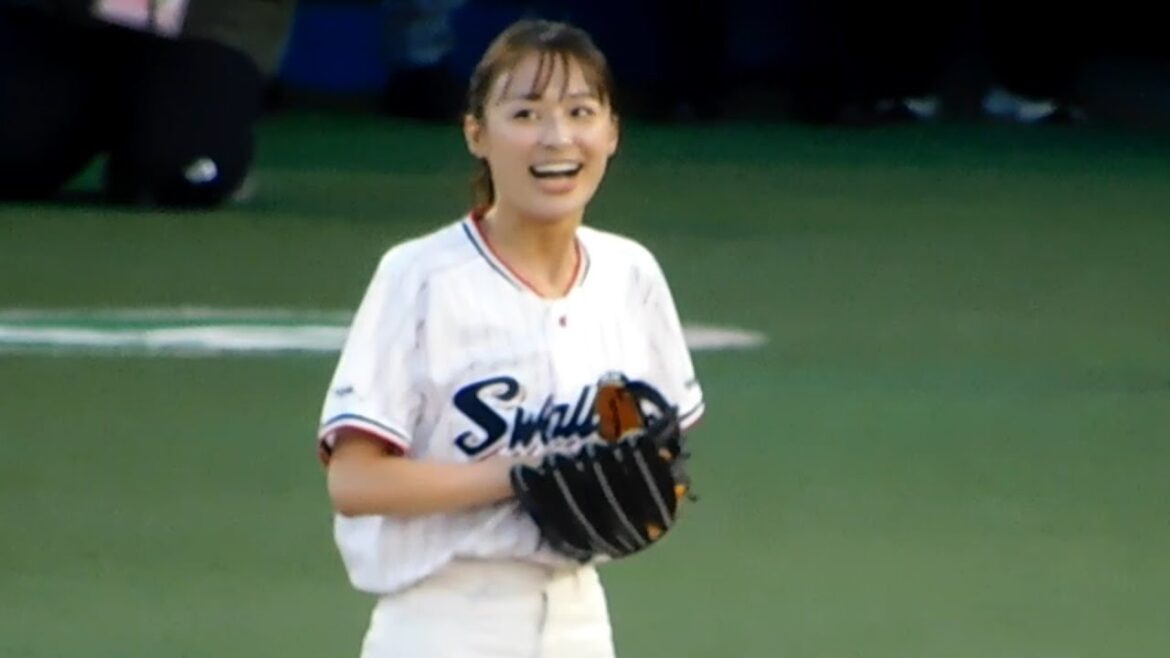 【まさかのボーク！】鈴木美羽、可愛さ満載の始球式に大爆笑が巻き起こる