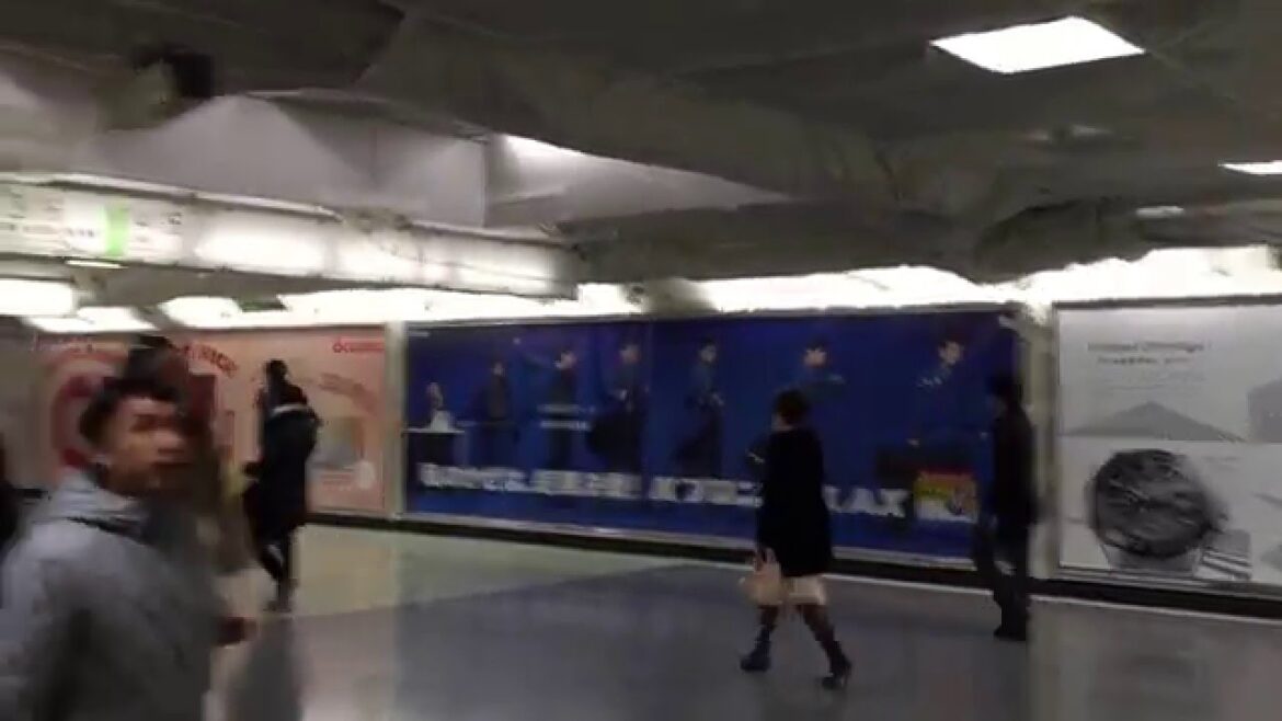 木村拓哉・江口洋介・中条あやみほか【駅内映像 2015/12/13】JR新宿駅コンコース通路広告ビルボード