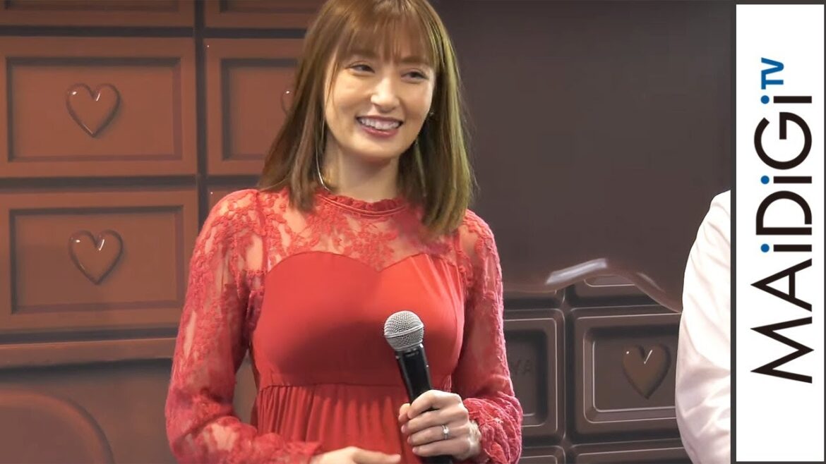 妊娠中の熊田曜子、ふっくらお腹で登場　祝福に笑顔　「ケンズカフェ東京」トークイベント1
