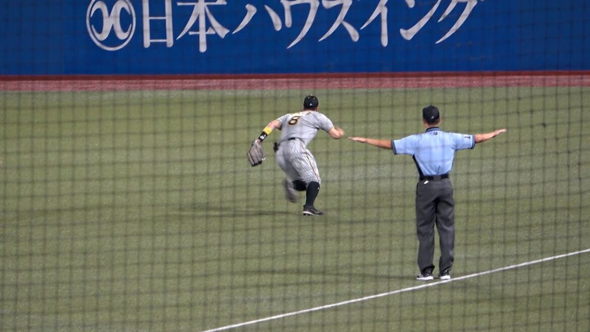 マジかサトテル！佐藤輝明がまさかの後逸でランナーが２塁へ進塁してしまう。５回裏 打者サンタナ 2022年8月18日神宮球場 阪神タイガース ヤクルト