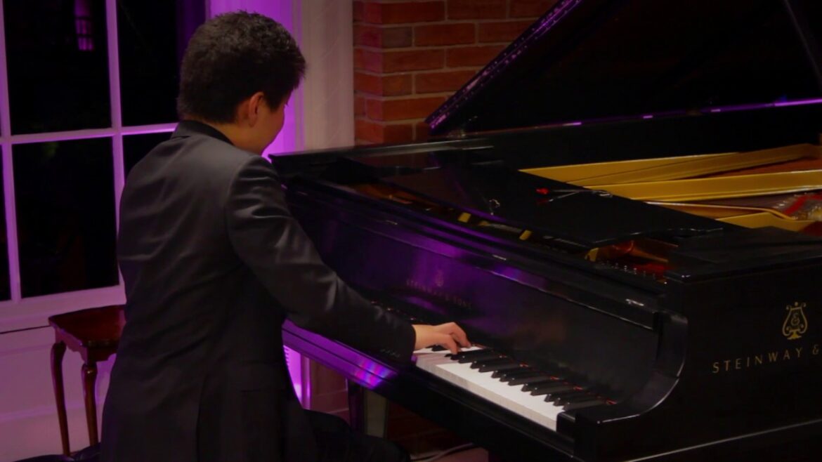 Ryo Yanagitani performs Mamiko Hirai's "Carousel" ("回転木馬" 演奏: 柳谷良輔  作曲:平井真美子)