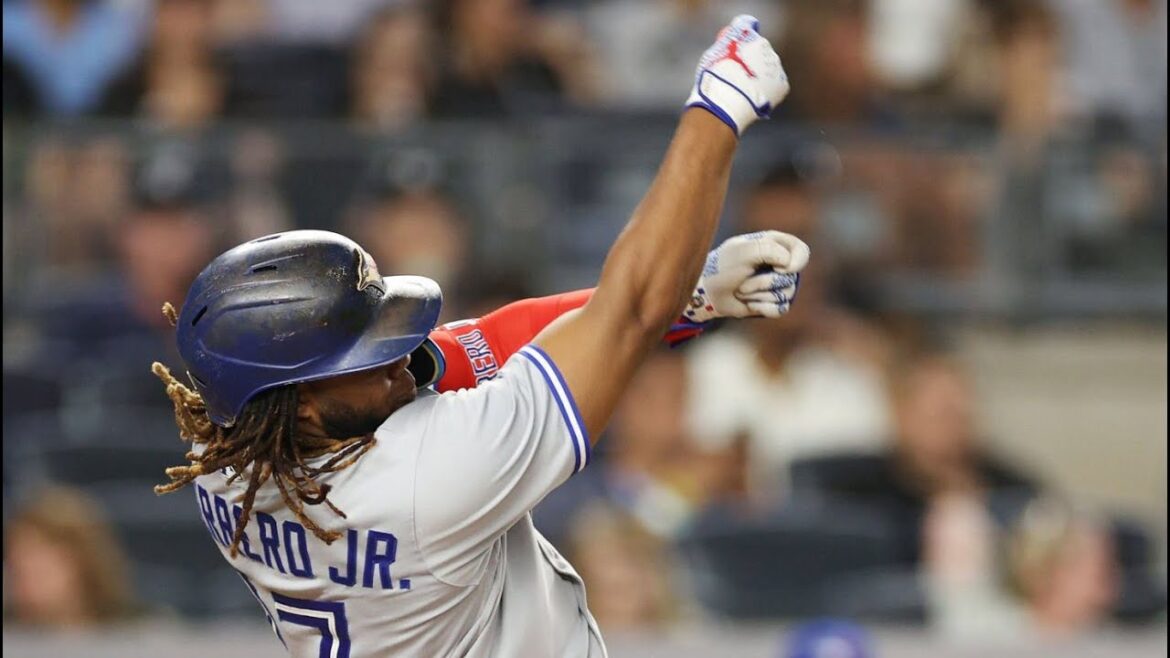 [MLB珍] ゲレーロ・ジュニア 観客席へバットを放り投げ！佐藤輝明と飛距離を争う？