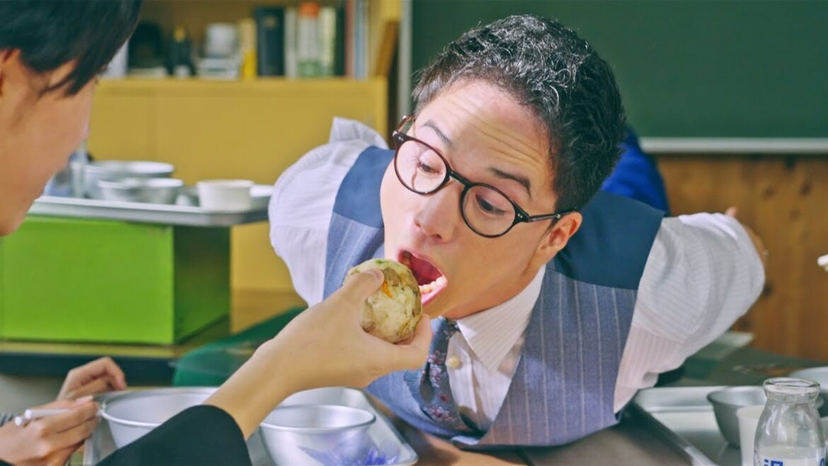 市原隼人、衝撃の演技　机上スライディングで食らいつく！　「劇場版 おいしい給食 卒業」新予告3本一挙公開