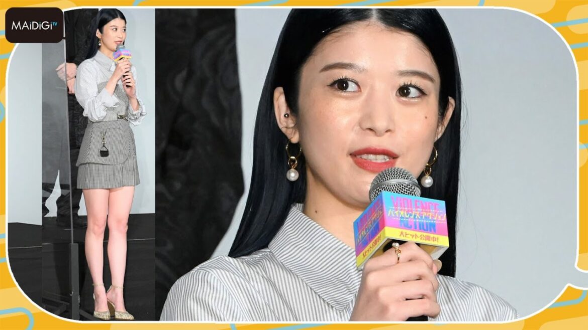 馬場ふみか、超ミニボトムで美脚見せ　赤リップ×モノトーンコーデでクールな魅力