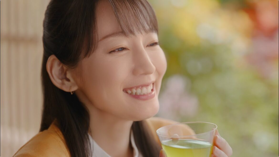 【綾鷹】 綾鷹 吉岡里帆・阿部サダヲ TVCM「秋はおいしい、ひらくとおいしい」篇 15秒 AYATAKA TVCF