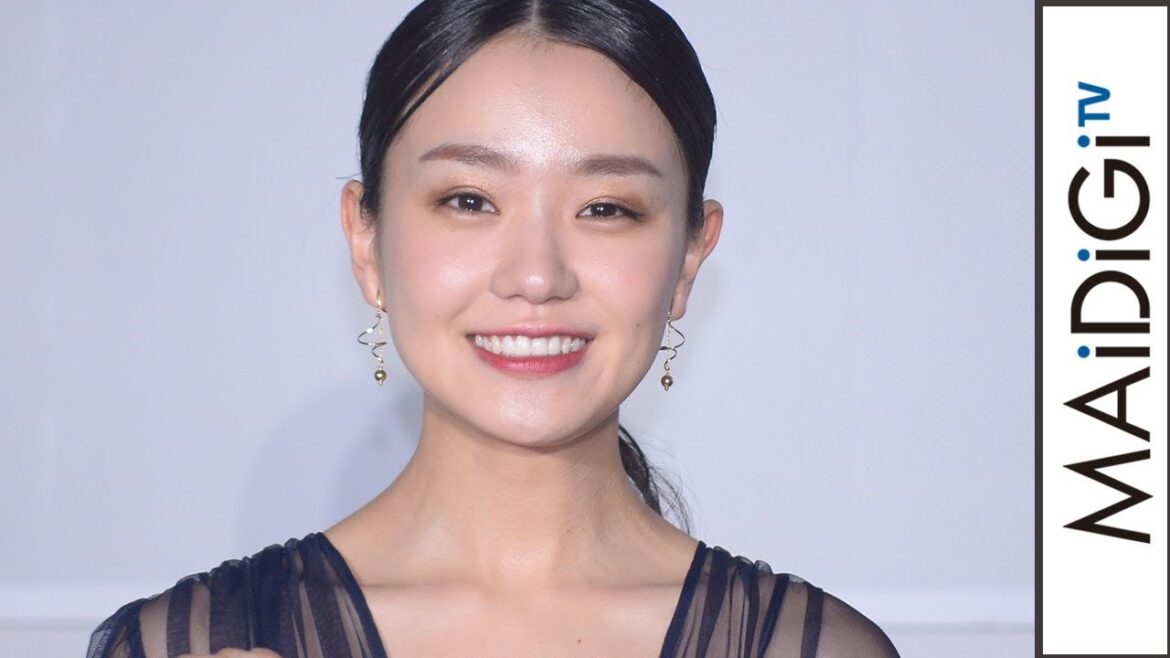 奈緒、シースルー濃紺ドレスで品良く肌見せ　足元は黒ブーツで辛口に