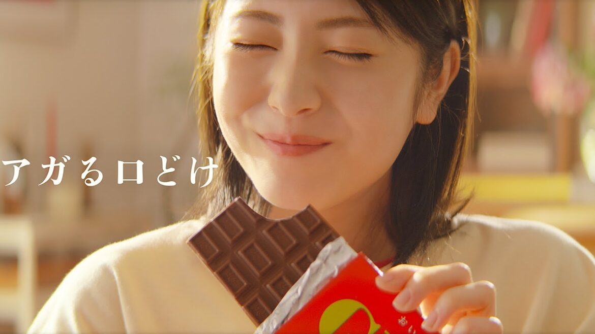 浜辺美波、大胆にチョコをがぶり！至福の表情見せる　ロッテ「ガーナチョコレート」新CM「アガる口どけ」編