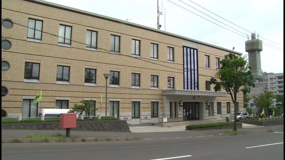 警察官の胸ぐらをつかみ揺さぶる…19歳男を逮捕 去年の無免許・速度違反で警察が追っていた男 小樽市（HBCニュース） Yahoo!ニュース