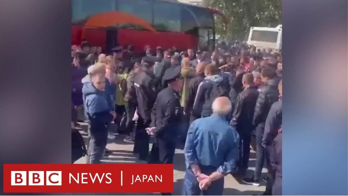 「パパ！」　動員されたロシアの予備役が出発　隣国へ逃れる車列も
