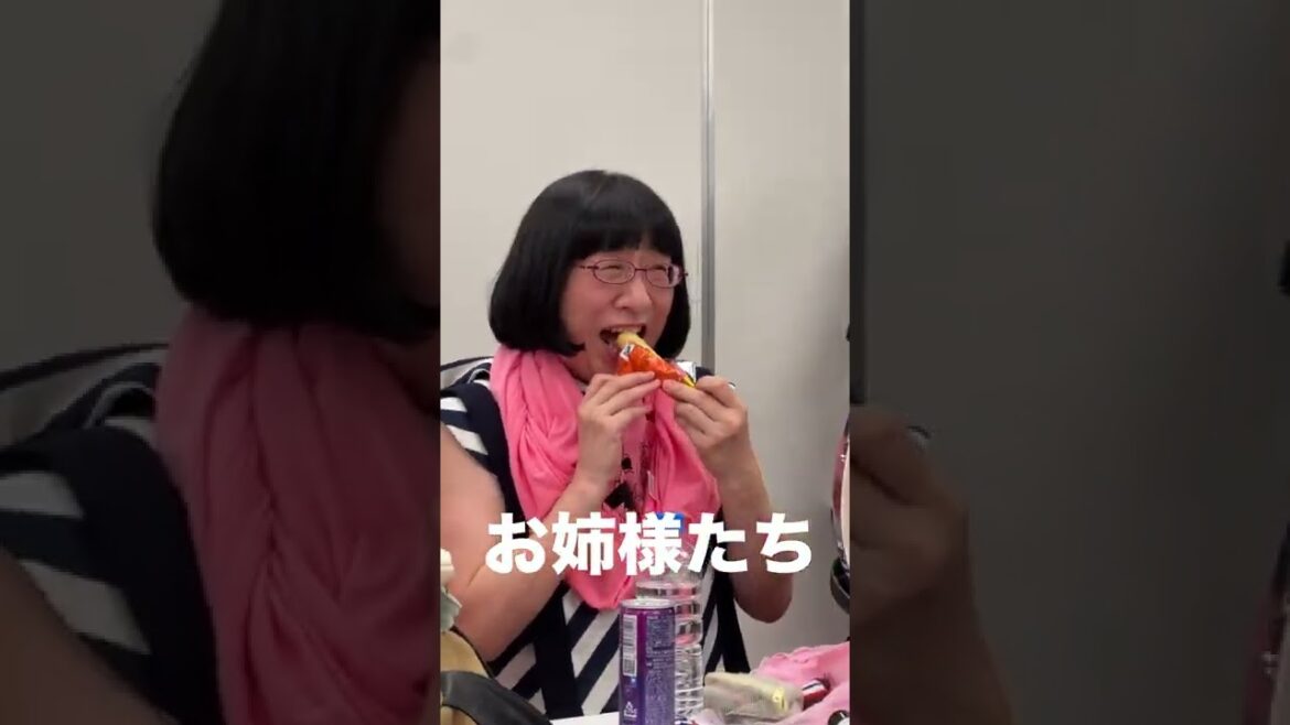 おそるおそるうまい棒を食べる阿佐ヶ谷姉妹
